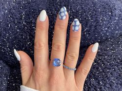oeuf de dragon blanc et paillettes bleues.JPG